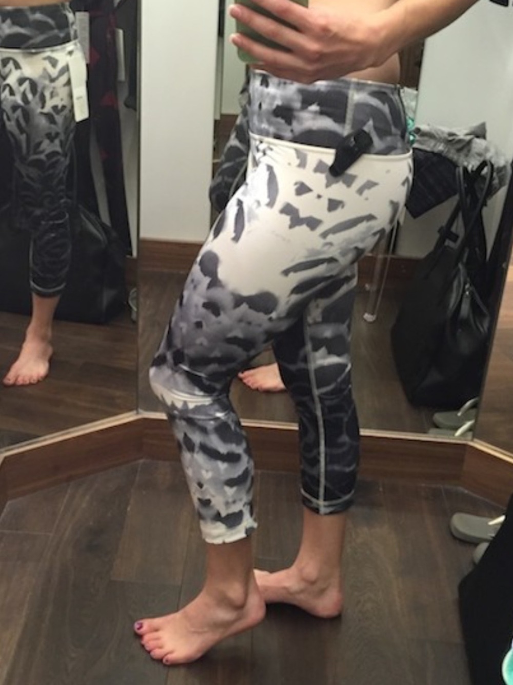 Lululemon size 6 Women's High-Rise Gray Ombre Patterned Cropped leggings